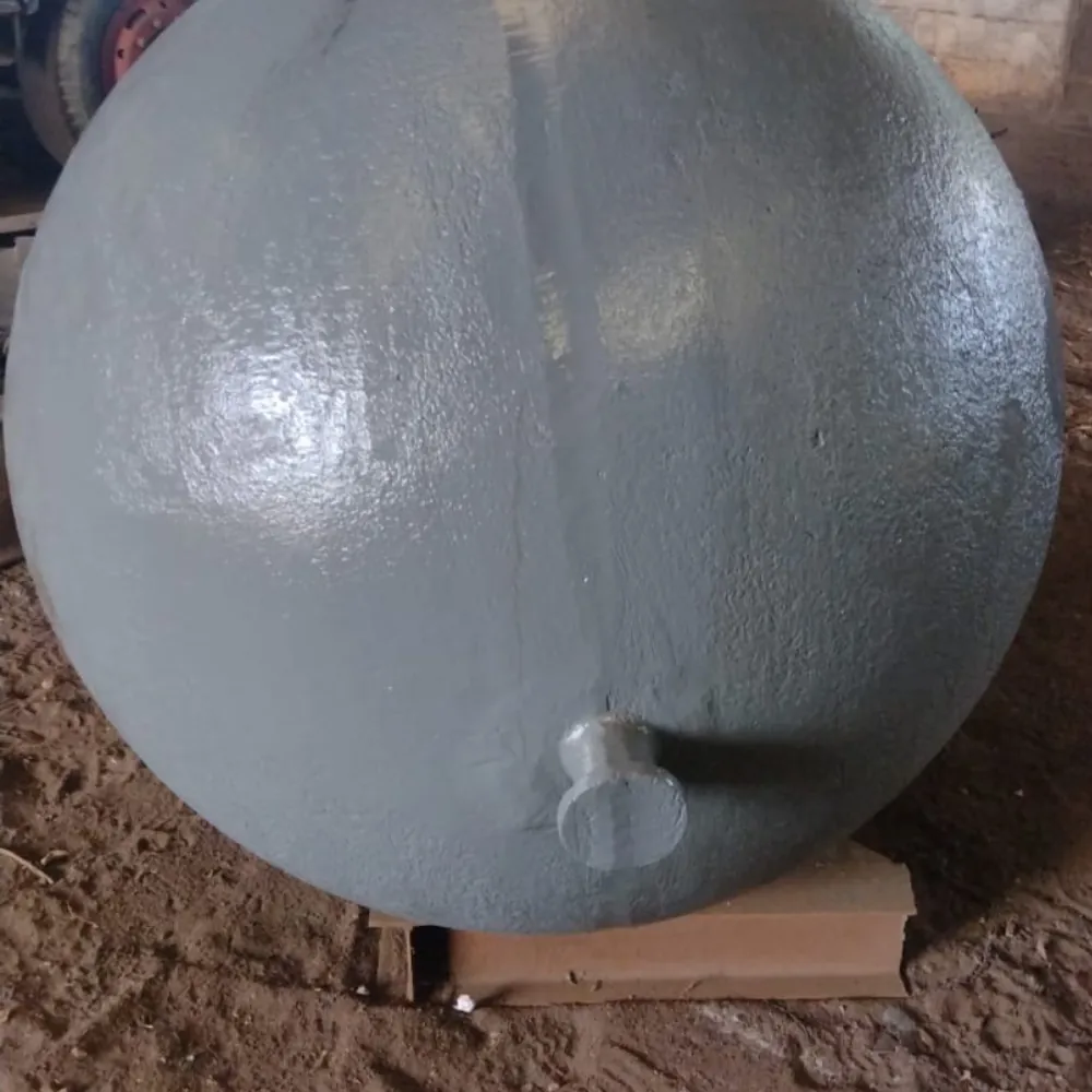 Esfera metálica fundida DropBall em etapa de acabamento e inspeção na fundição