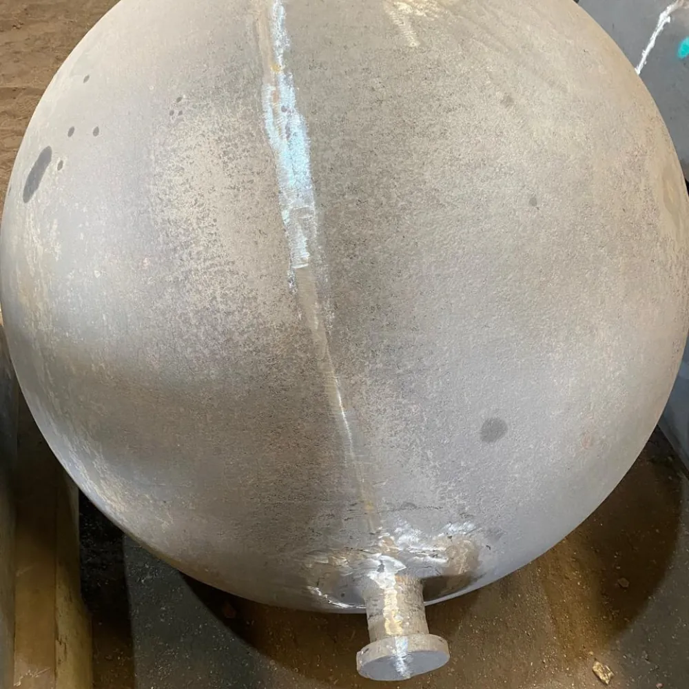 Detalhe do olhal de içamento de uma esfera metálica fundida DropBall