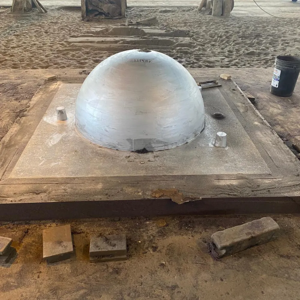 Peça metálica fundida DropBall com geometria especial sob medida sobre estrado de madeira