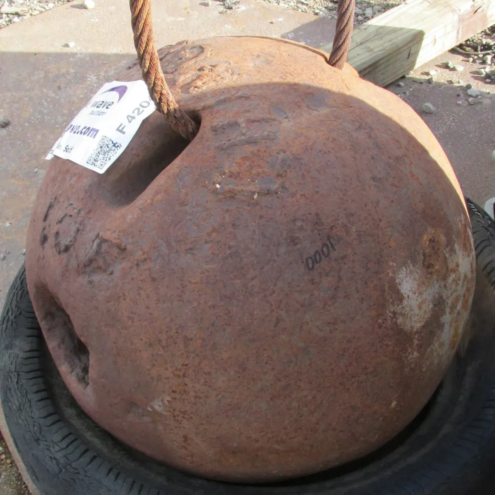 Esfera metálica DropBall com cabo de içamento após ciclo de uso, demonstrando durabilidade em serviço pesado
