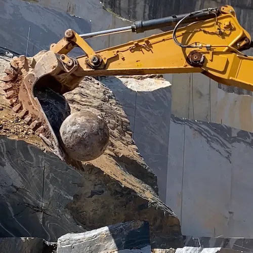 Esfera DropBall em pedreira de granito para fragmentação de blocos de rocha ornamental